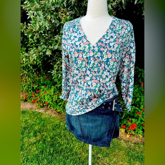 Cynthia Rowley Tops - Cynthia Rowley Blue Floral 🌷V-Neck Blouse